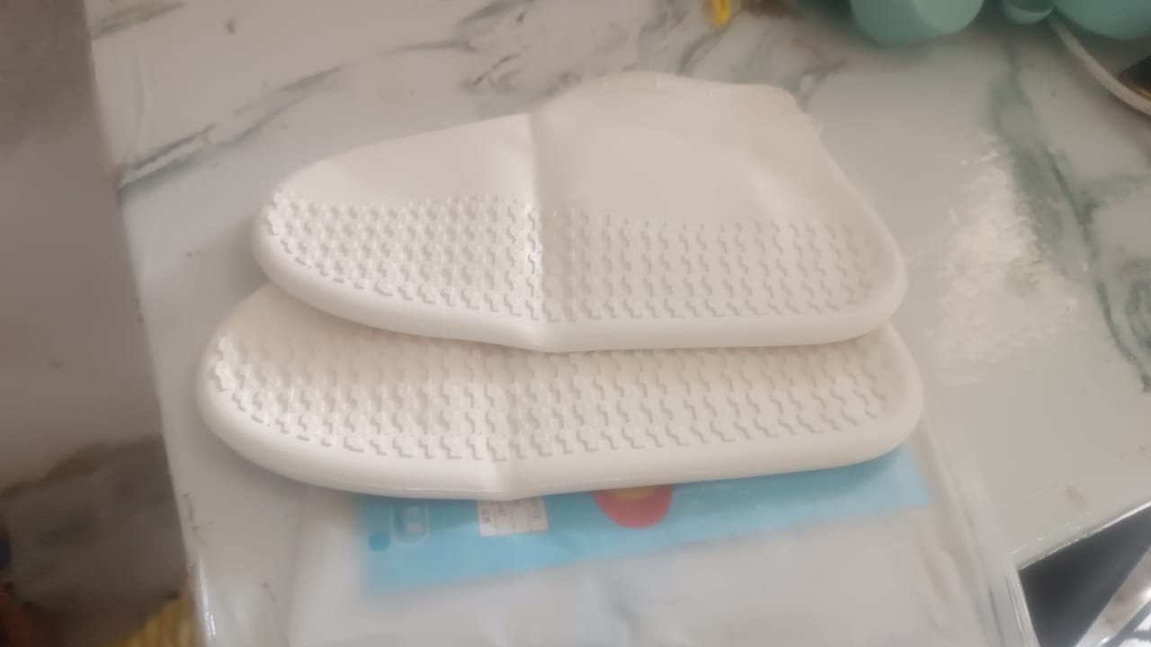 Non-Slip Silicone Rain Reusable Anti skid Waterproof Fordable Boot Shoe Cover (Small Size / 1 Pair / Mix Color) Non-Slip Silicone Rain Reusable Anti skid Waterproof Fordable Boot Shoe Cover (Small Size / 1 Pair / Mix Color)